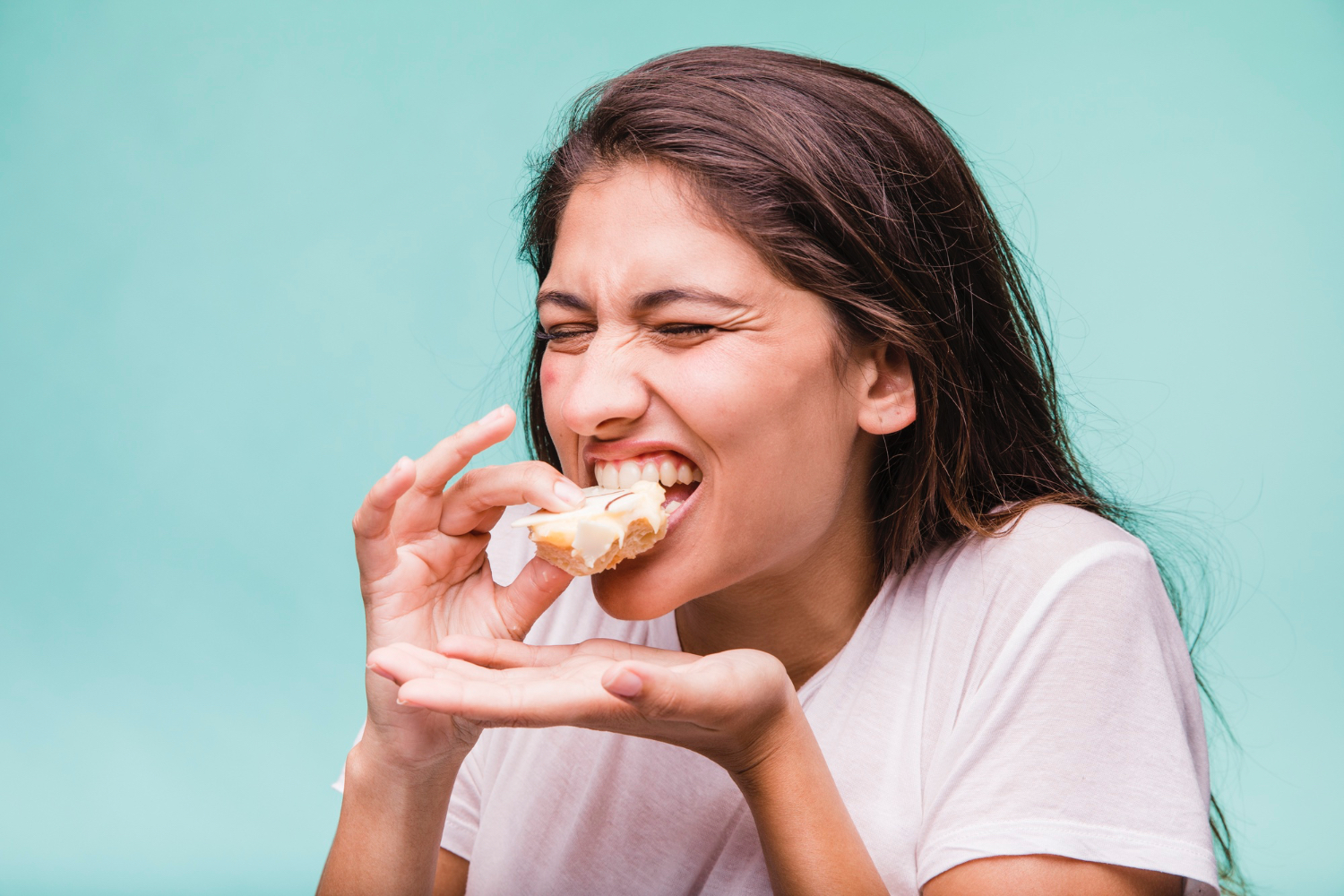 Malos hábitos al comer que hacen daño sin que te des cuenta